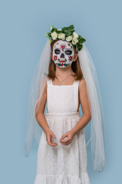 junge steht auf dem kopf in einem anzug eines skeletts - day of the dead mexico bride human skeleton stock-fotos und bilder