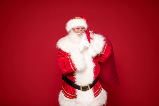 vero babbo natale sorridente, in possesso di una grande borsa regalo. - 16377 foto e immagini stock