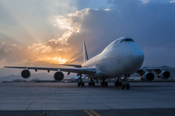 cargo samolot na lotnisku o zachodzie słońca - commercial airplane airplane cargo airplane runway zdjęcia i obrazy z banku zdjęć