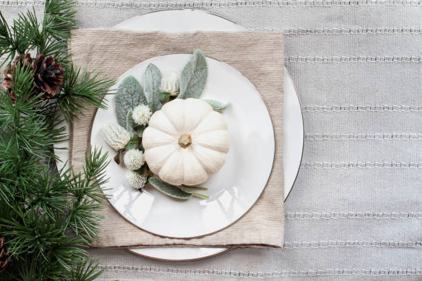 thanksgiving place setting - autumn table setting flower imagens e fotografias de stock