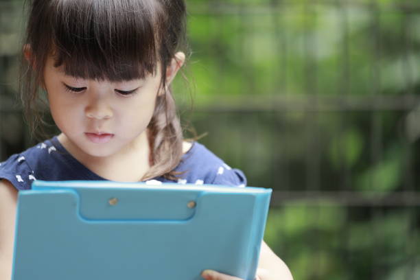 istock Japanese girl making a sketch (4 years old) 1182530292