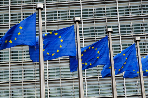 flagi europejskie klapa na wietrze przed siedzibą ue w brukseli, belgia w październiku 31, 2018 - berlaymont building zdjęcia i obrazy z banku zdjęć