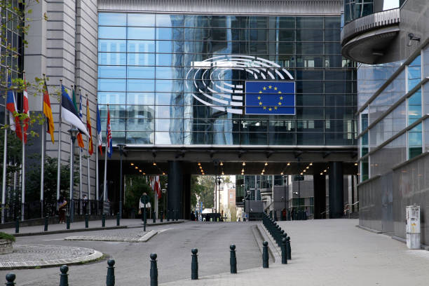 buitenaanzicht van het gebouw van het europeesparlement in brussel, belgië op sep. 8, 2018. - plenaire vergadering fotos stockfoto's en -beelden