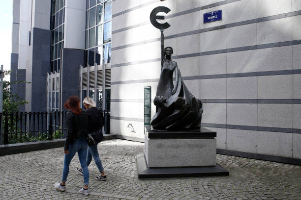 mensen lopen naast het ' europa ' beeldhouwwerk van belgische kunstenaar may claerhout buiten het europeesparlement in brussel, belgië op sep. 8, 2018 - plenaire vergadering fotos stockfoto's en -beelden