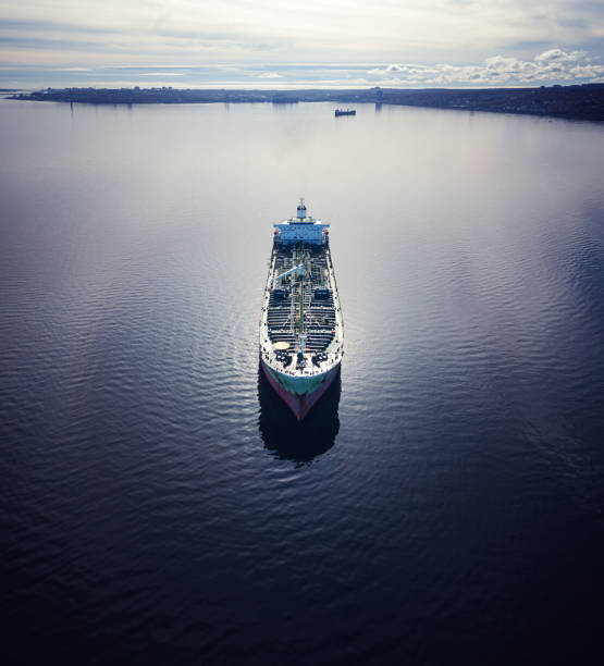 anchored oil tanker - oil shipping industrial ship oil tanker imagens e fotografias de stock