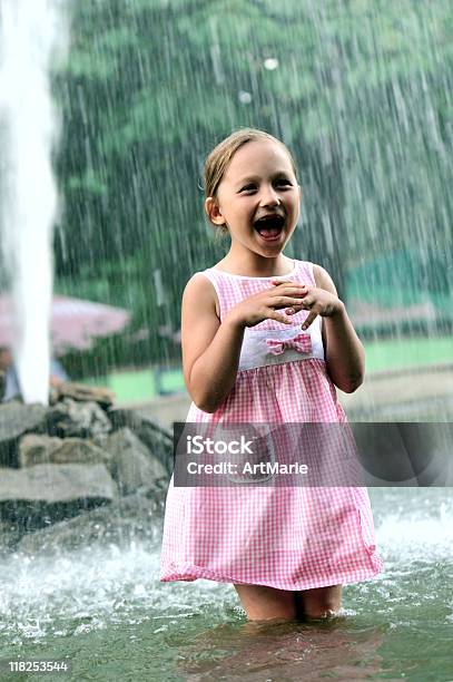 少女の噴水をお楽しみください - 公園のストックフォトや画像を多数ご用意 - 公園, 冷たい, 噴水