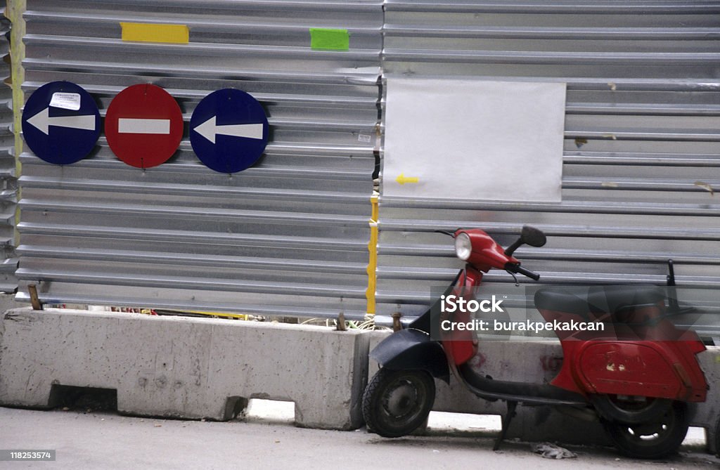 Red scooter, una manera y señal de prohibido el paso, Atenas, Grecia - Foto de stock de Acera libre de derechos