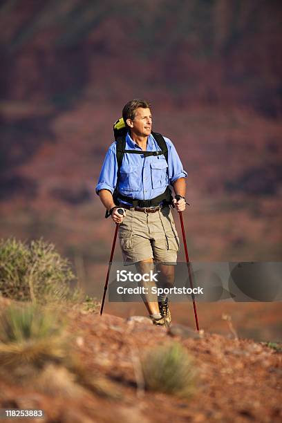 Mężczyzna Wędrówki Przez Pustynię W Moab - zdjęcia stockowe i więcej obrazów Pustynia - Pustynia, Wędrować, Badanie