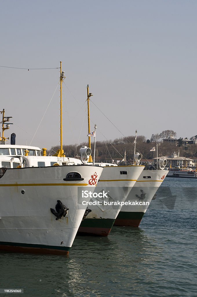 Estambul, Turquía, Karakoy, los pasajeros de los buques acoplado a un puerto - Foto de stock de Puerto libre de derechos