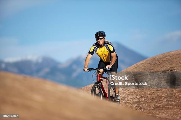 Hombre Ciclismo En Terreno Escarpado Montar En Moab Utah Foto de stock y más banco de imágenes de Accesorio de cabeza