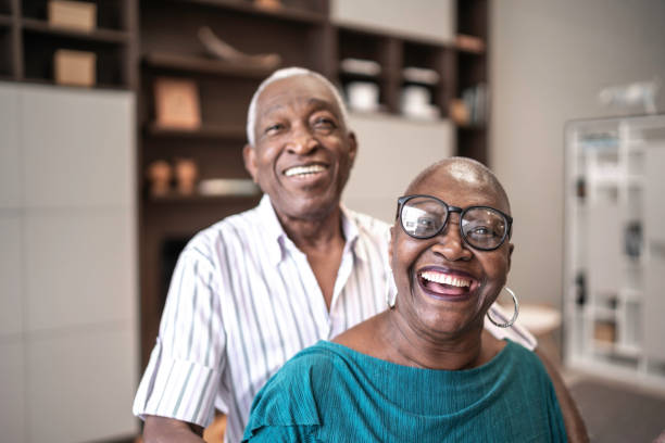 kuvapankkikuvat ja rojaltivapaat kuvat aiheesta vanhemman pariskunnan muotokuva kotona - black elder