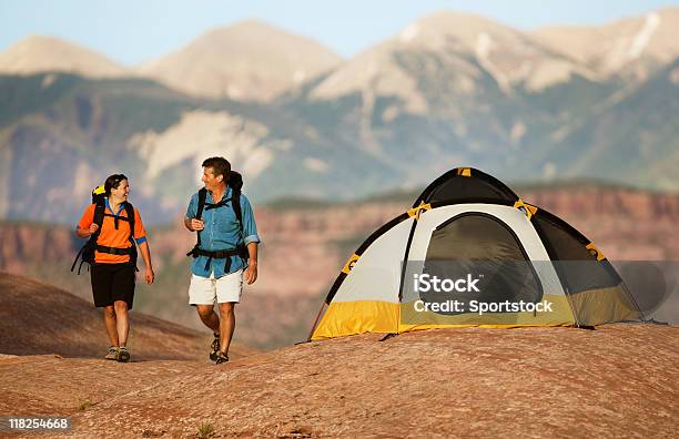 Par De Caminatas Con Mochilas En Montañas De La Sal Foto de stock y más banco de imágenes de Felicidad