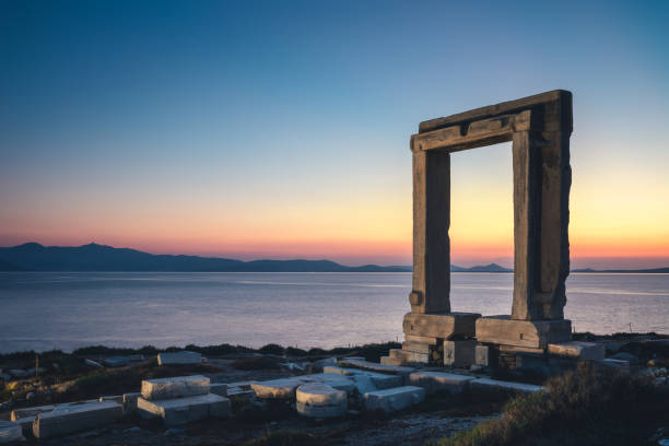 templo de apollo-portara em naxos - sea aegean sea night illuminated - fotografias e filmes do acervo