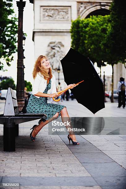 Junge Frau Mit Regenschirm Am Arc De Triomphe Paris Frankreich Stockfoto und mehr Bilder von Avenue des Champs-Élysées