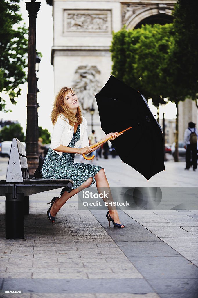 Młoda kobieta z Parasol na Łuk triumfalny w Paryżu Francja - Zbiór zdjęć royalty-free (Blond włosy)
