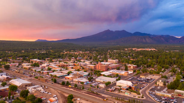 mount humphreys al tramonto si affaccia sulla zona intorno a flagstaff arizona - arizona foto e immagini stock