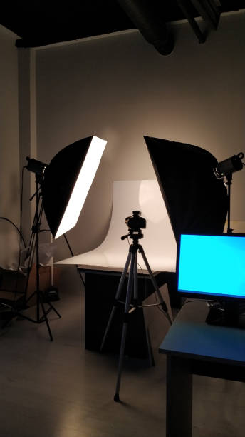 профессиональная студия фотографии продукта в темной среде - film studio photo shoot flash camera flash стоковые фото и изображения