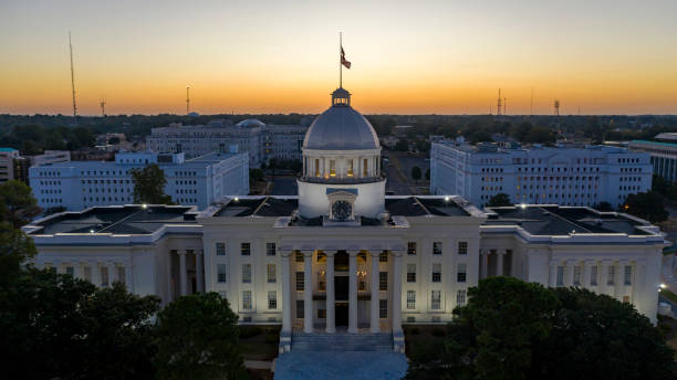 Dexter Avenue führt zum klassischen Statehouse in der Innenstadt von Montgomery Alabama – Foto