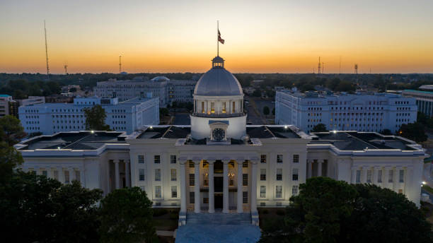 Dexter Avenue conduce a la clásica casa de estado en el centro de Montgomery Alabama - foto de stock