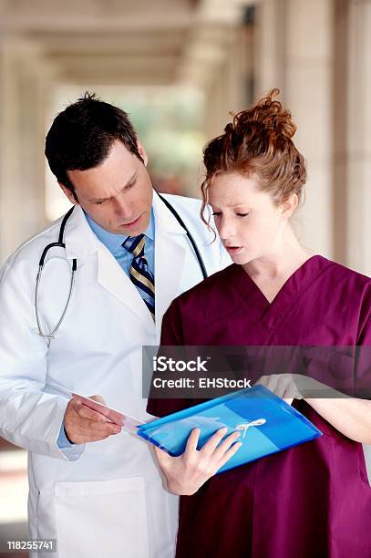 의사와 간호사는 환자의 의료 기록을 검사하여 외부 병원 클리닉 간호사에 대한 스톡 사진 및 기타 이미지 - 간호사, 건강관리와 의술, 공부