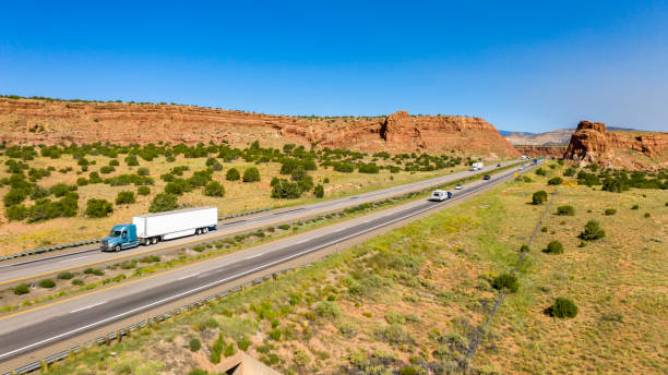 tráfico de vehículos se mueve a lo largo de una carretera dividida en el suroeste de desert country - truck space desert utah fotografías e imágenes de stock