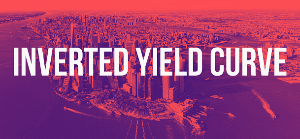 Curva de rendimiento invertida con vista aérea de la ciudad de Nueva York photo
