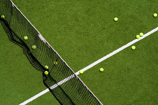 palle da tennis su un campo - tennis court tennis ball ball foto e immagini stock