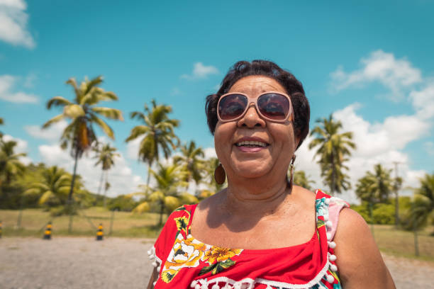 라틴 아메리카 여성의 초상화 - summer beach multi colored vacations 뉴스 사진 이미지