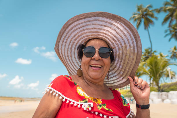 portret pani korzystających z tropikalnej plaży - senior adult women adult tan zdjęcia i obrazy z banku zdjęć