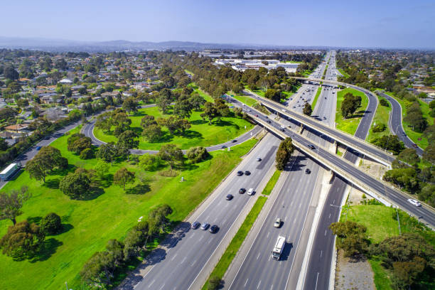 voitures conduisant sur l'échangeur d'autoroute à melbourne, australie - melbourne day city skyline photos et images de collection