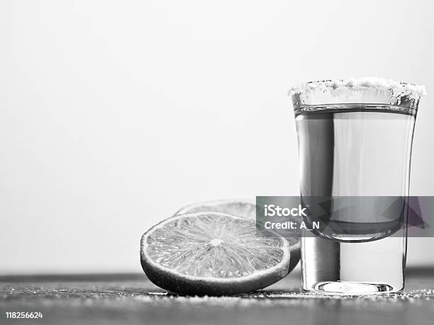 Черный И Белый Текилы — стоковые фотографии и другие картинки Алкоголь - напиток - Алкоголь - напиток, Горизонтальный, Кислый вкус