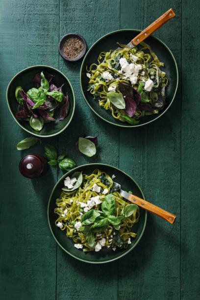 vegan gluten-free creamy spinach pasta - basil bowl cooked cheese imagens e fotografias de stock