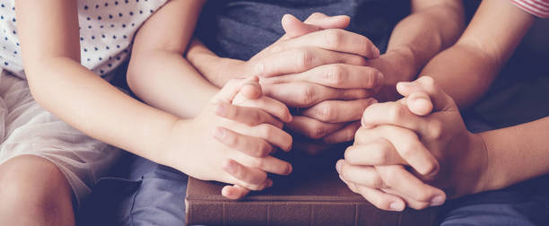 children praying with parent at home, family pray children praying with parent at home, family pray praying child christianity family stock pictures, royalty-free photos & images