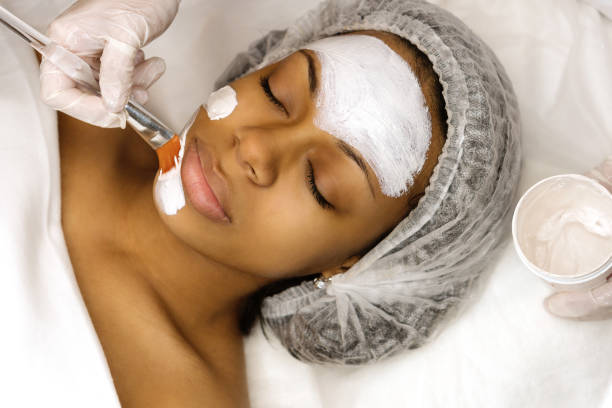 anwendung einer kosmetologiemaske - beauty spa treatment make up health spa stock-fotos und bilder