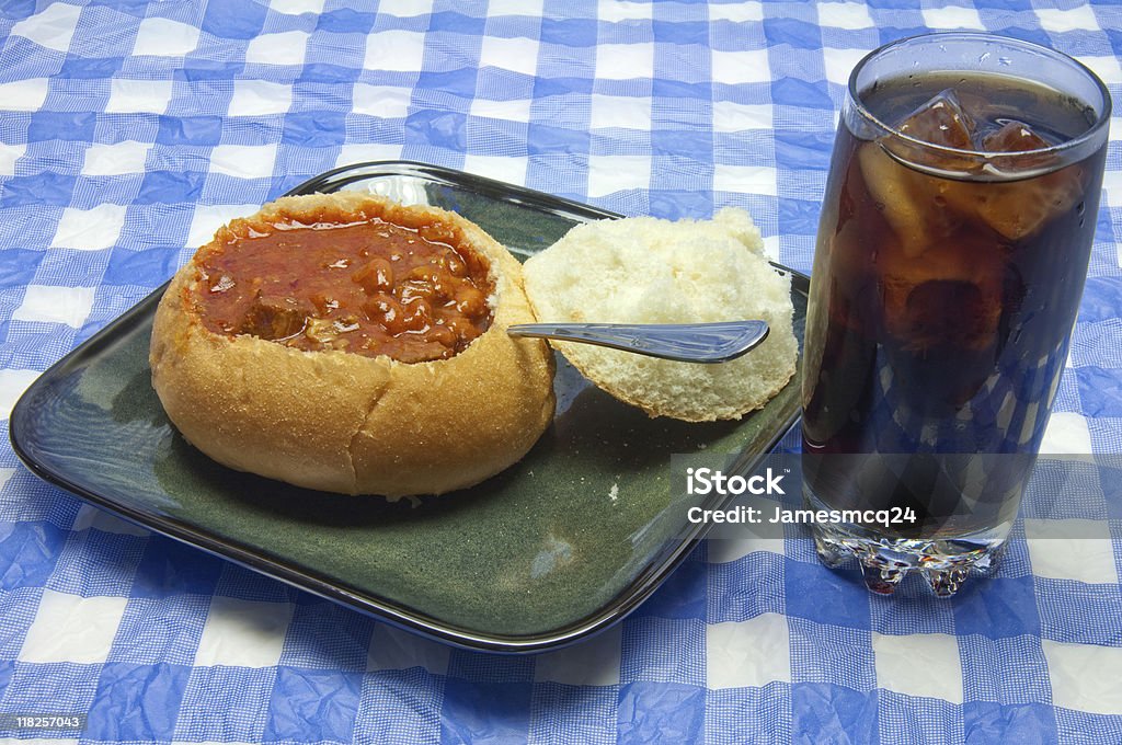 Chili em uma tigela de pães - Foto de stock de Almoço royalty-free