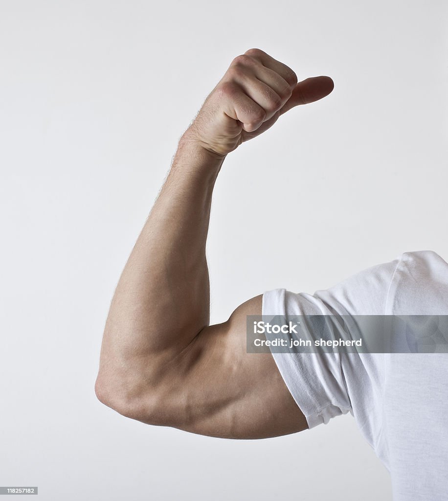Hombre de flexión bicept en camiseta blancas - Foto de stock de Hombres libre de derechos