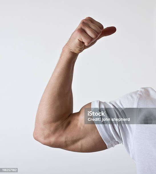 Dobrando Masculino Bicept Em Tshirt Branca - Fotografias de stock e mais imagens de Homens - Homens, Adulto, Branco