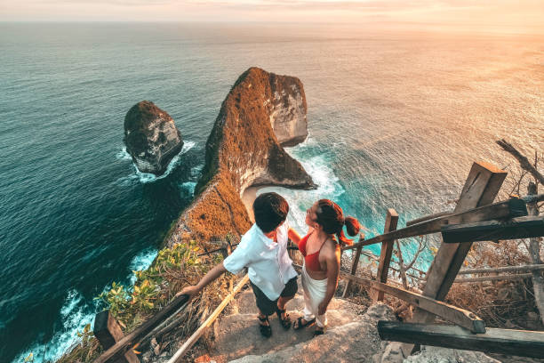 Couple Travel view of landscape with Kelingking beach, Nusa Penida island Bali ,Indonesia Couple Travel view of landscape with Kelingking beach, Nusa Penida island Bali ,Indonesia kelingking beach stock pictures, royalty-free photos & images