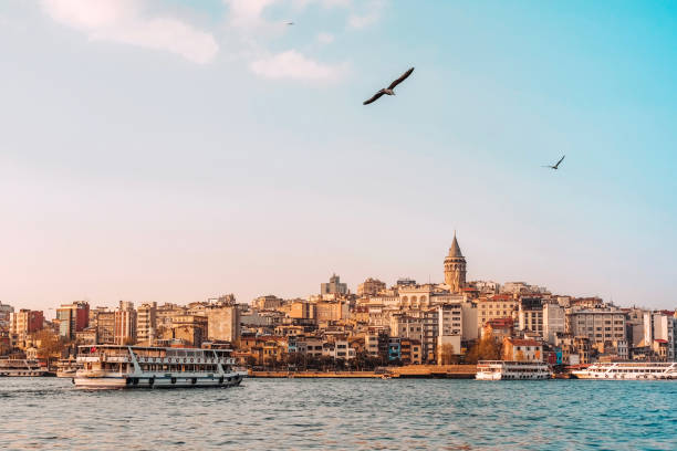 blick auf istanbul stadtbild galata turm mit schwimmenden touristenbooten in bosporus,istanbul türkei - beyoglu fotos stock-fotos und bilder