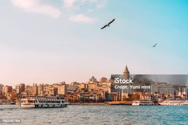 İstanbul Cityscape Galata Kulesinin Boğazda Yüzen Turist Tekneleri Ile Görünümü İstanbul Türkiye Stok Fotoğraflar & İstanbul‘nin Daha Fazla Resimleri