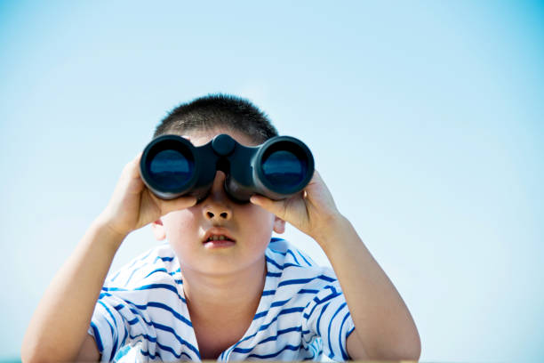 маленький мальчик, смотря в бинокль - little boys discovery binoculars child стоковые фото и изображения