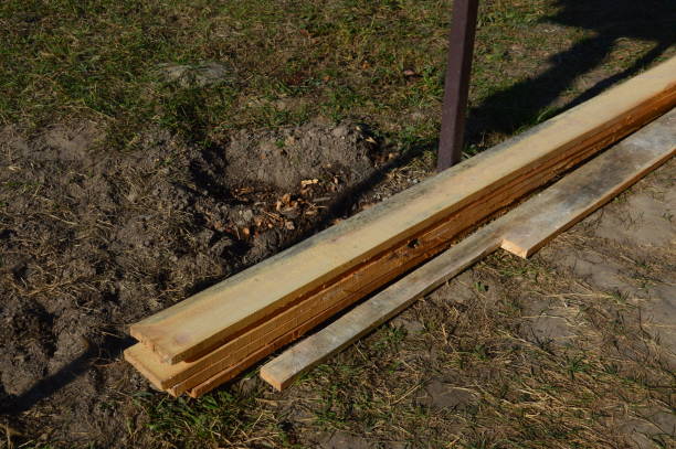 istock Making a shelf rack from lumber of long boards 1182585393