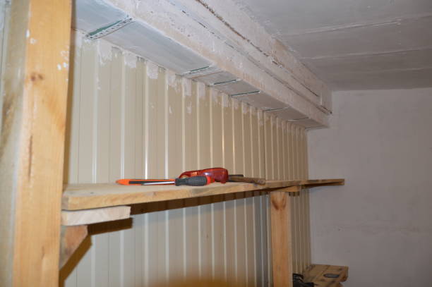 istock Making a shelf rack from lumber of long boards 1182586119