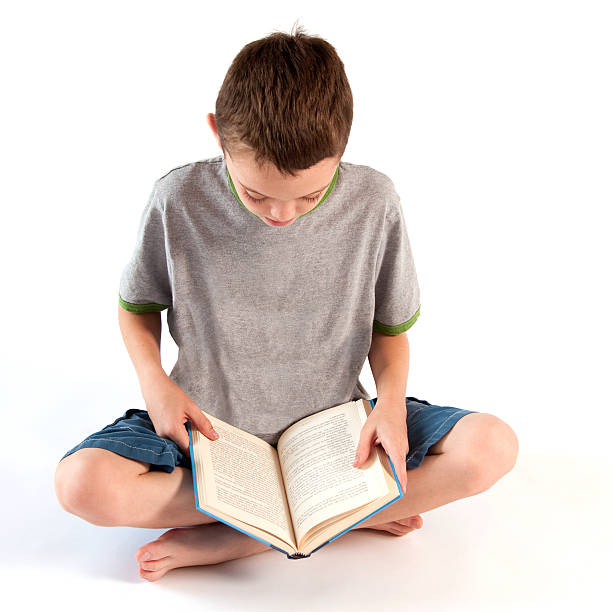 мальчик чтение книги - 4595 стоковые фото и изображения