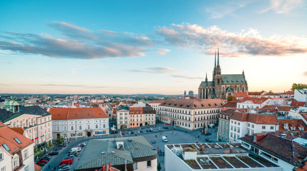 панорамный вид на город брно в чешской республике - middle ages international landmark eastern europe architectural styles стоковые фото и изображения