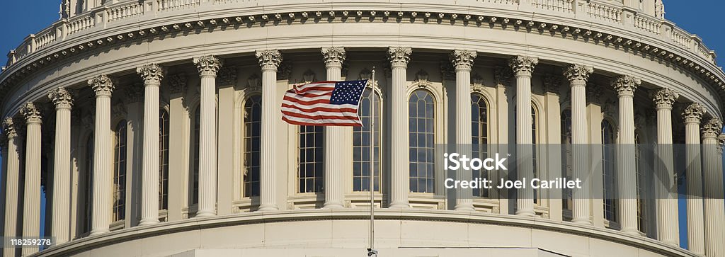 США флаг на Капитолий - Стоковые фото Здание конгресса США роялти-фри