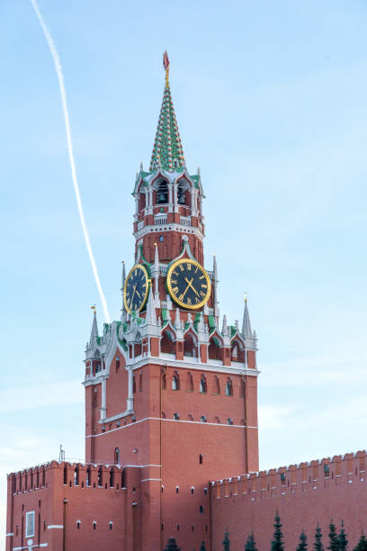 torre de spasskaya do kremlin no quadrado vermelho em moscovo - russia red paving stone moscow russia - fotografias e filmes do acervo