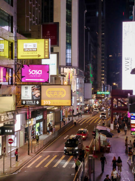 vue centrale de rue de hong kong - hong shopping night skyline photos et images de collection
