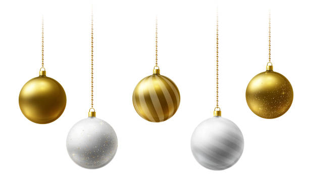 ilustraciones, imágenes clip art, dibujos animados e iconos de stock de bolas de navidad realistas de oro y blanco colgando de cadenas de cuentas de oro sobre fondo blanco - adorno de navidad