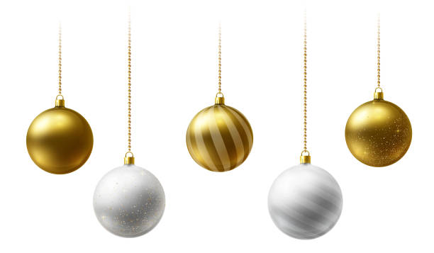 ilustraciones, imágenes clip art, dibujos animados e iconos de stock de bolas de navidad realistas de oro y blanco colgando de cadenas de cuentas de oro sobre fondo blanco - decor christmas celebration event christmas ornament